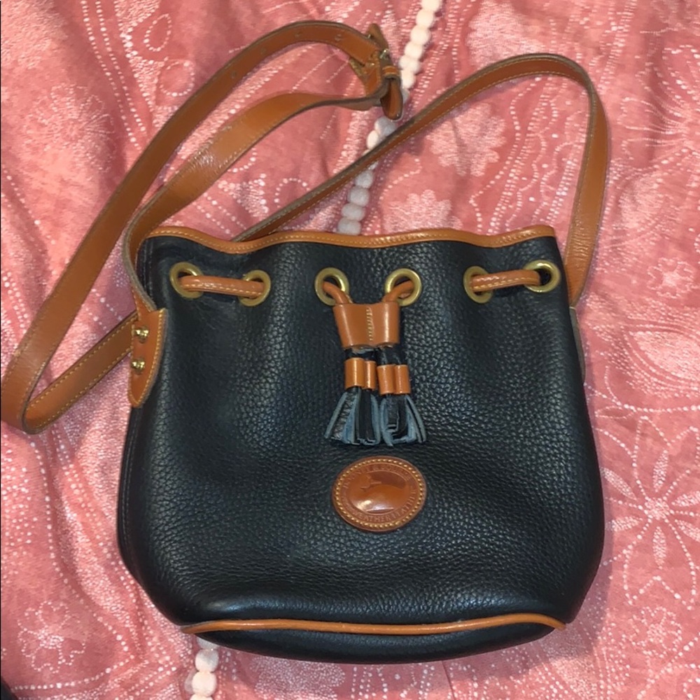 Dooney & Bourke bucket crossbody! ❣️